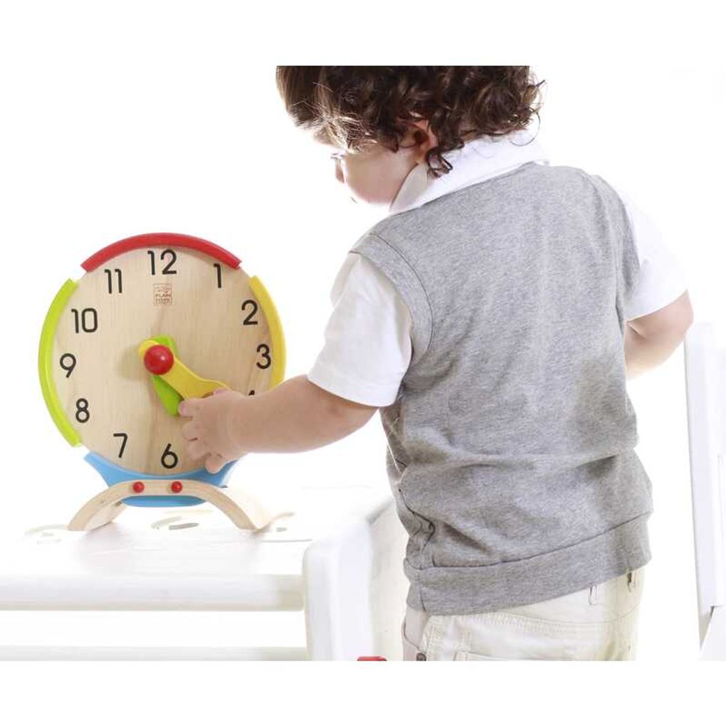 Kid playing PlanToys Activity Clock เด็กกำลังเล่นนาฬิกาหรรษาแปลนทอยส์