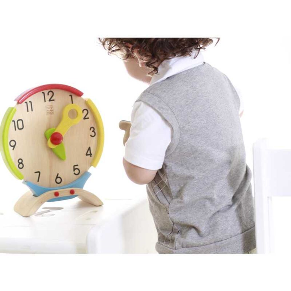 Kid playing PlanToys Activity Clock เด็กกำลังเล่นนาฬิกาหรรษาแปลนทอยส์