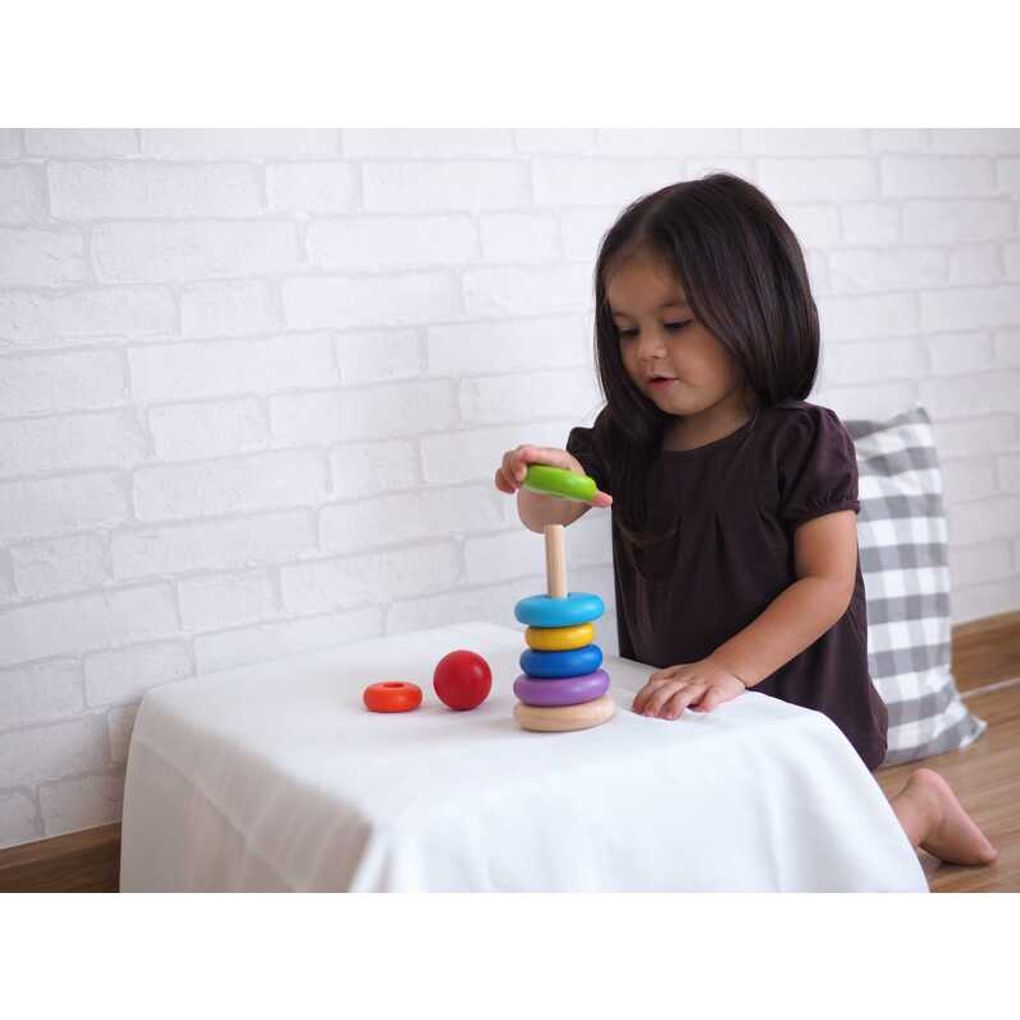 Kid playing PlanToys Stacking Ring เด็กกำลังเล่นชุดเรียงวงแหวนซ้อนแปลนทอยส์