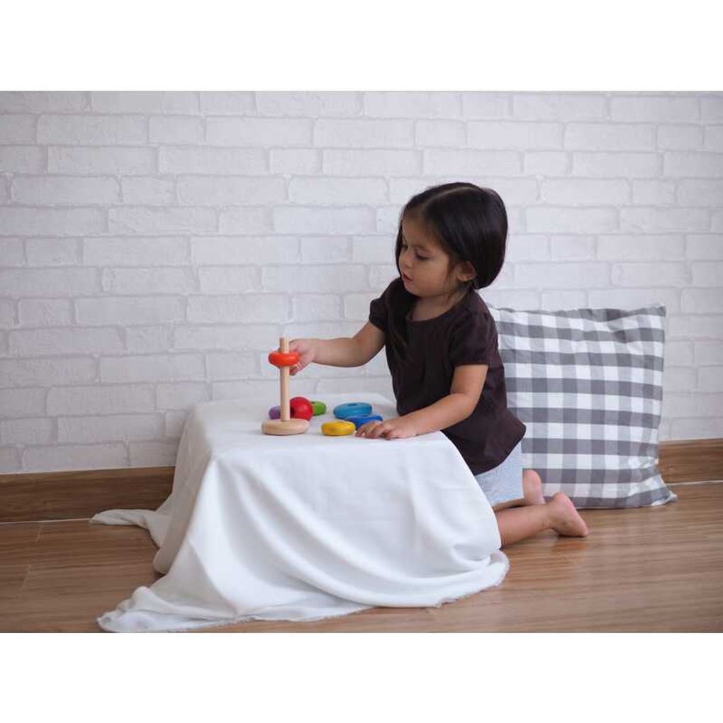 Kid playing PlanToys Stacking Ring เด็กกำลังเล่นชุดเรียงวงแหวนซ้อนแปลนทอยส์