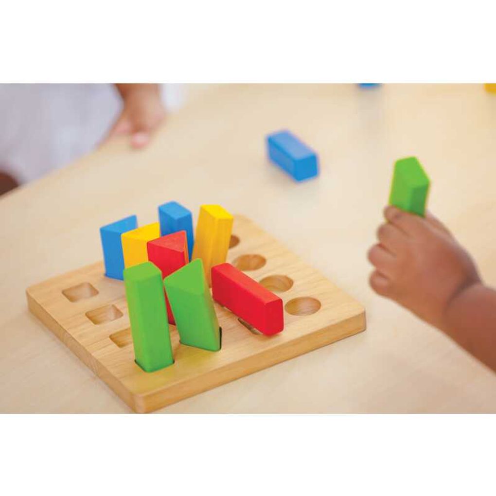 Kid playing PlanToys Geometric Peg Board เด็กกำลังเล่นกระดานแท่งเรขาแปลนทอยส์