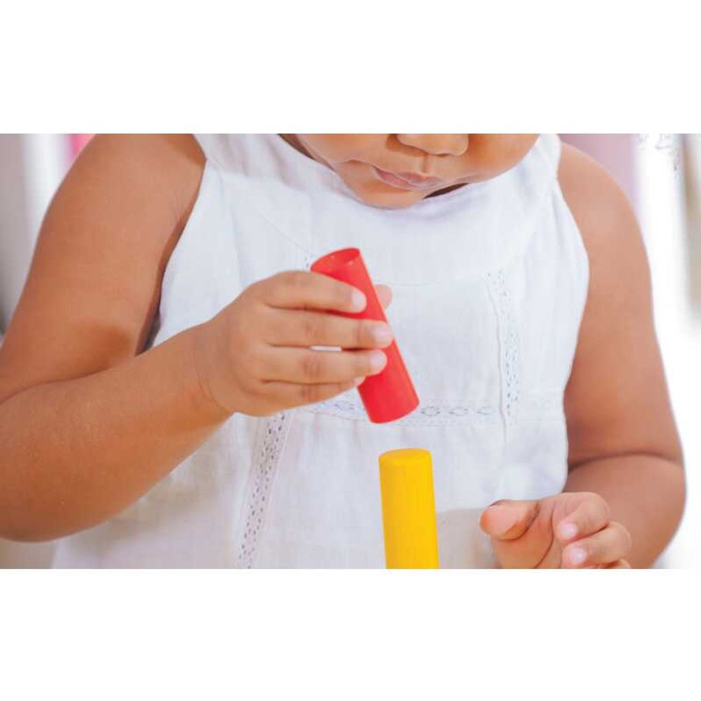 Kid playing PlanToys Geometric Peg Board เด็กกำลังเล่นกระดานแท่งเรขาแปลนทอยส์