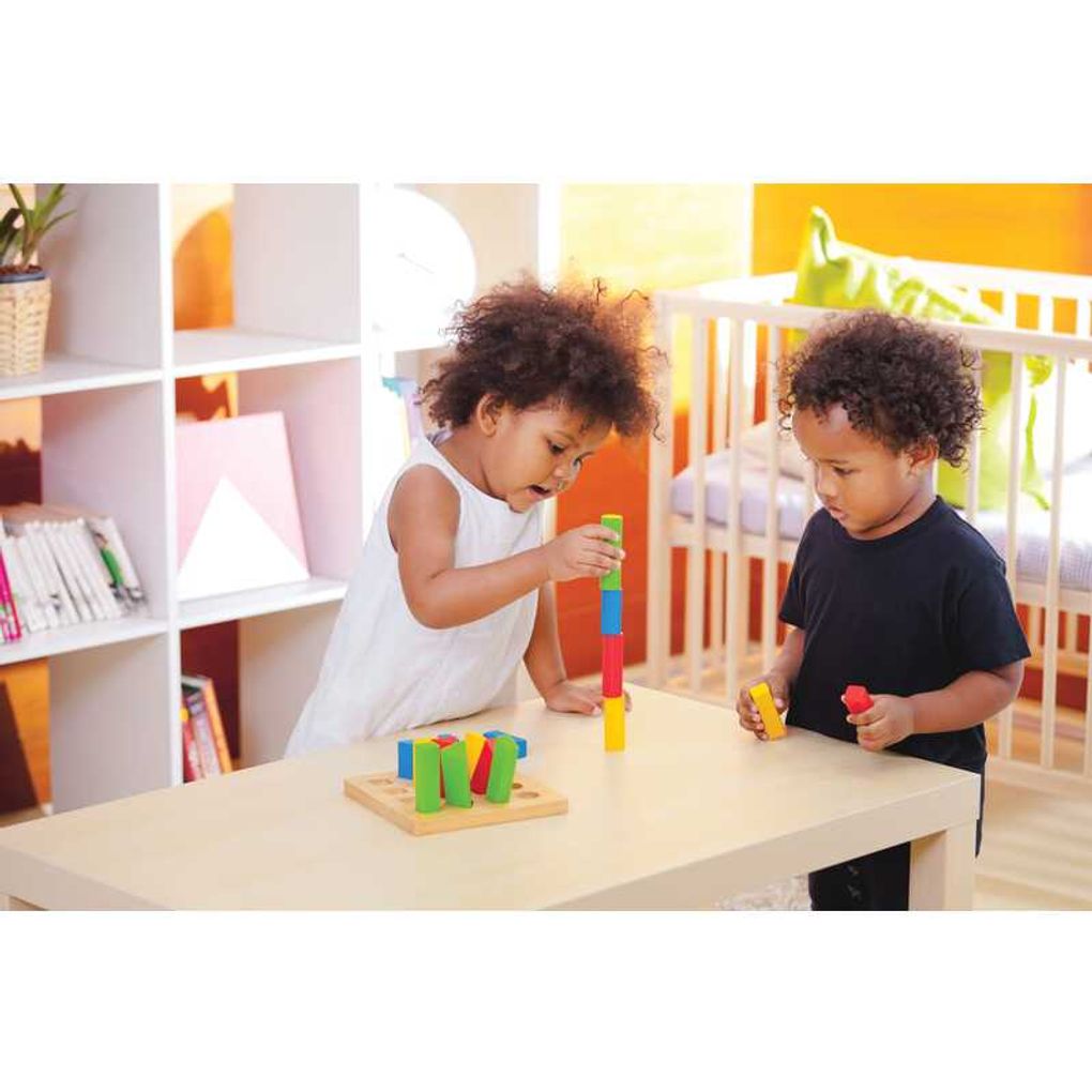 Kid playing PlanToys Geometric Peg Board เด็กกำลังเล่นกระดานแท่งเรขาแปลนทอยส์