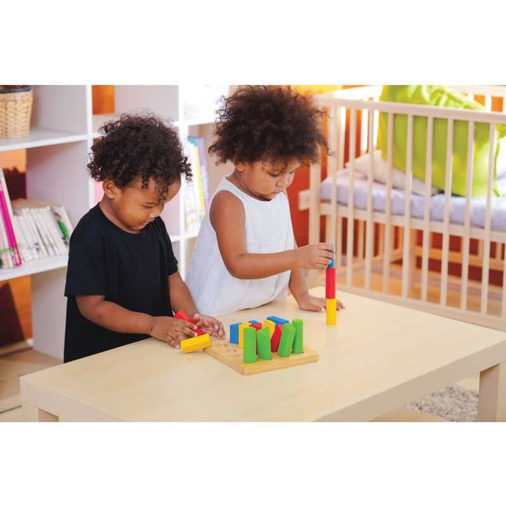 Kid playing PlanToys Geometric Peg Board เด็กกำลังเล่นกระดานแท่งเรขาแปลนทอยส์