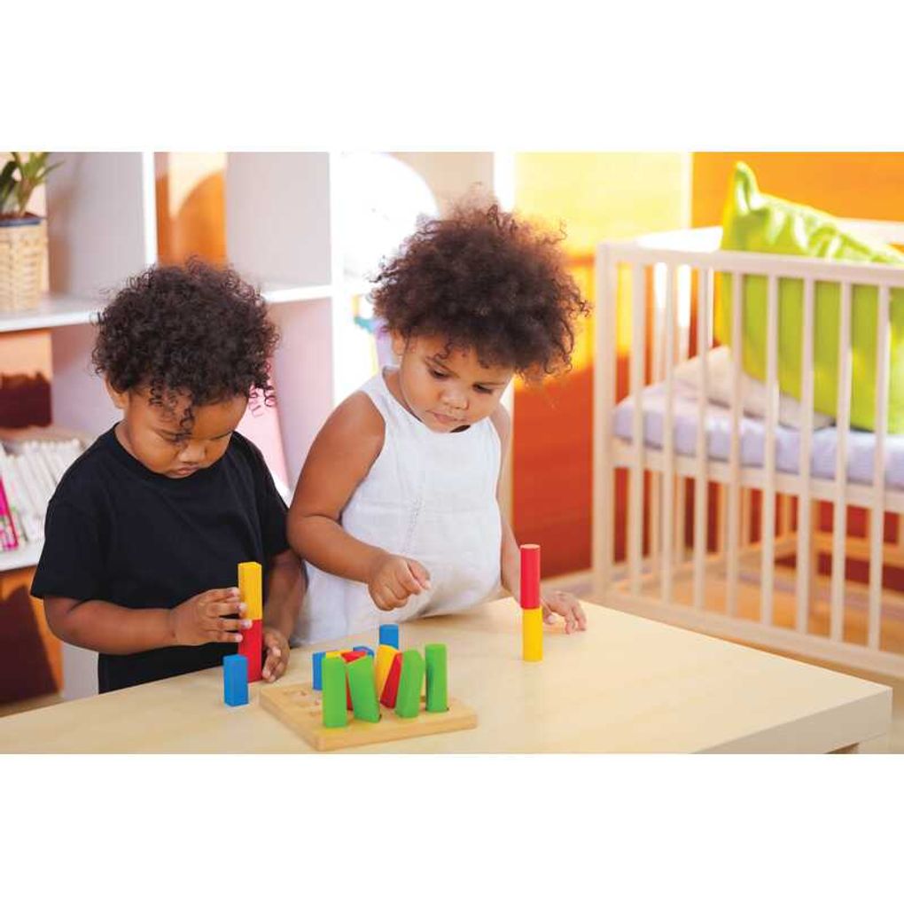 Kid playing PlanToys Geometric Peg Board เด็กกำลังเล่นกระดานแท่งเรขาแปลนทอยส์