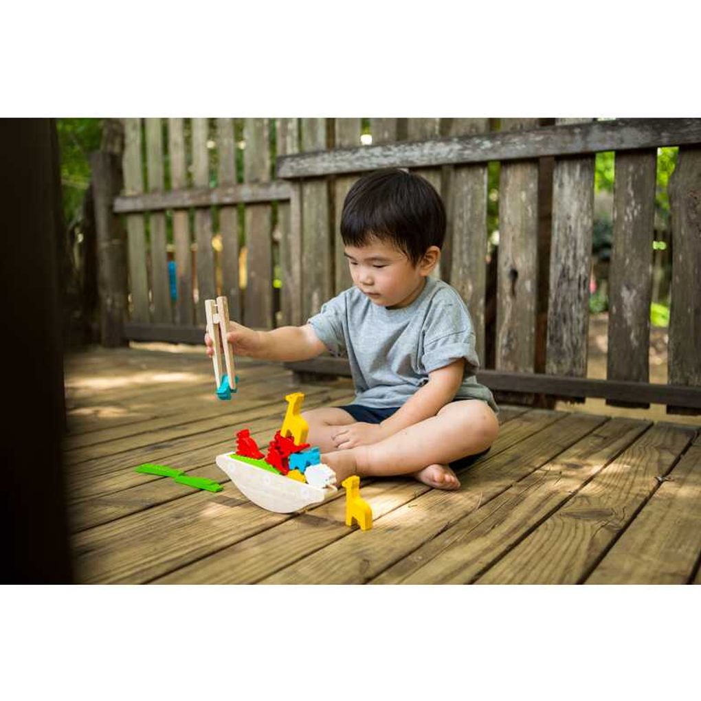 Kid playing PlanToys Balancing Boat เด็กกำลังเล่นเรือบาล๊านซ์แปลนทอยส์