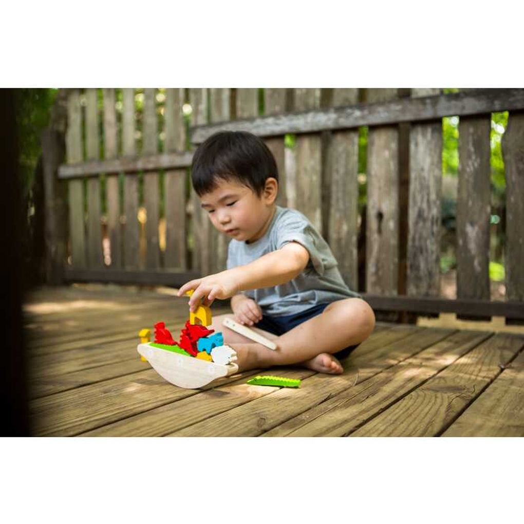 Kid playing PlanToys Balancing Boat เด็กกำลังเล่นเรือบาล๊านซ์แปลนทอยส์