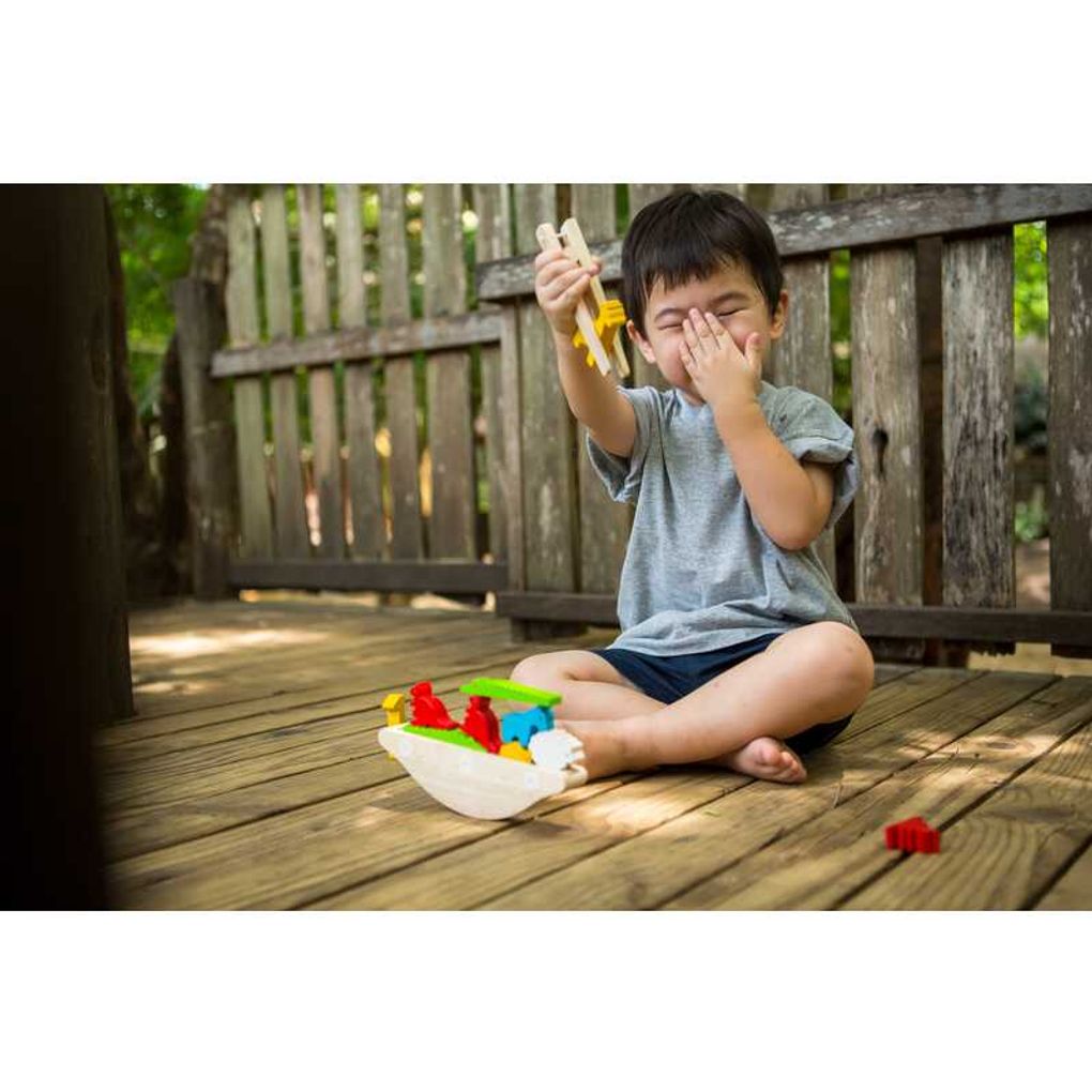 Kid playing PlanToys Balancing Boat เด็กกำลังเล่นเรือบาล๊านซ์แปลนทอยส์