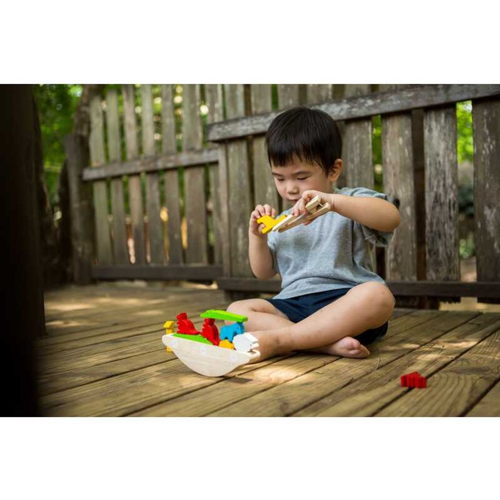 Kid playing PlanToys Balancing Boat เด็กกำลังเล่นเรือบาล๊านซ์แปลนทอยส์