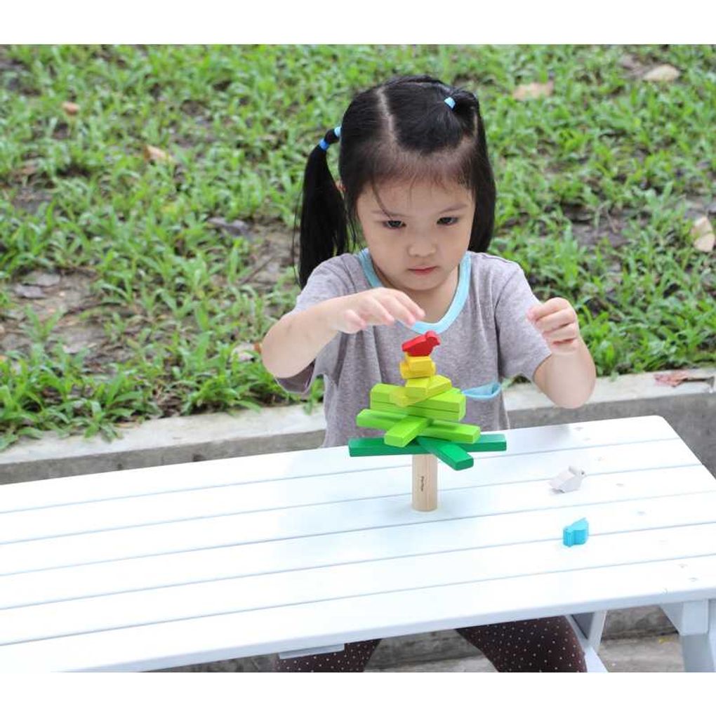 Kid playing PlanToys Balancing Tree เด็กกำลังเล่นต้นไม้สร้างสมดุลแปลนทอยส์