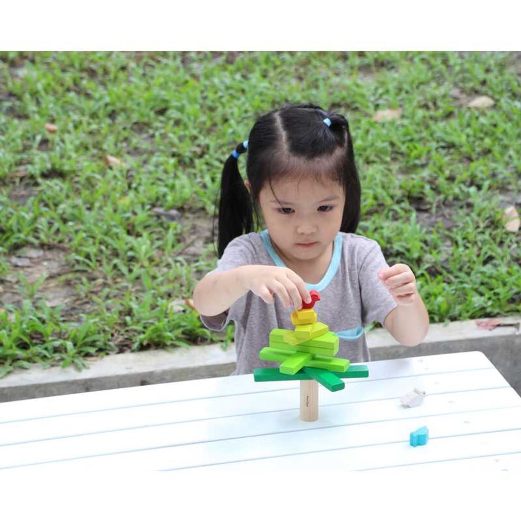 Kid playing PlanToys Balancing Tree เด็กกำลังเล่นต้นไม้สร้างสมดุลแปลนทอยส์