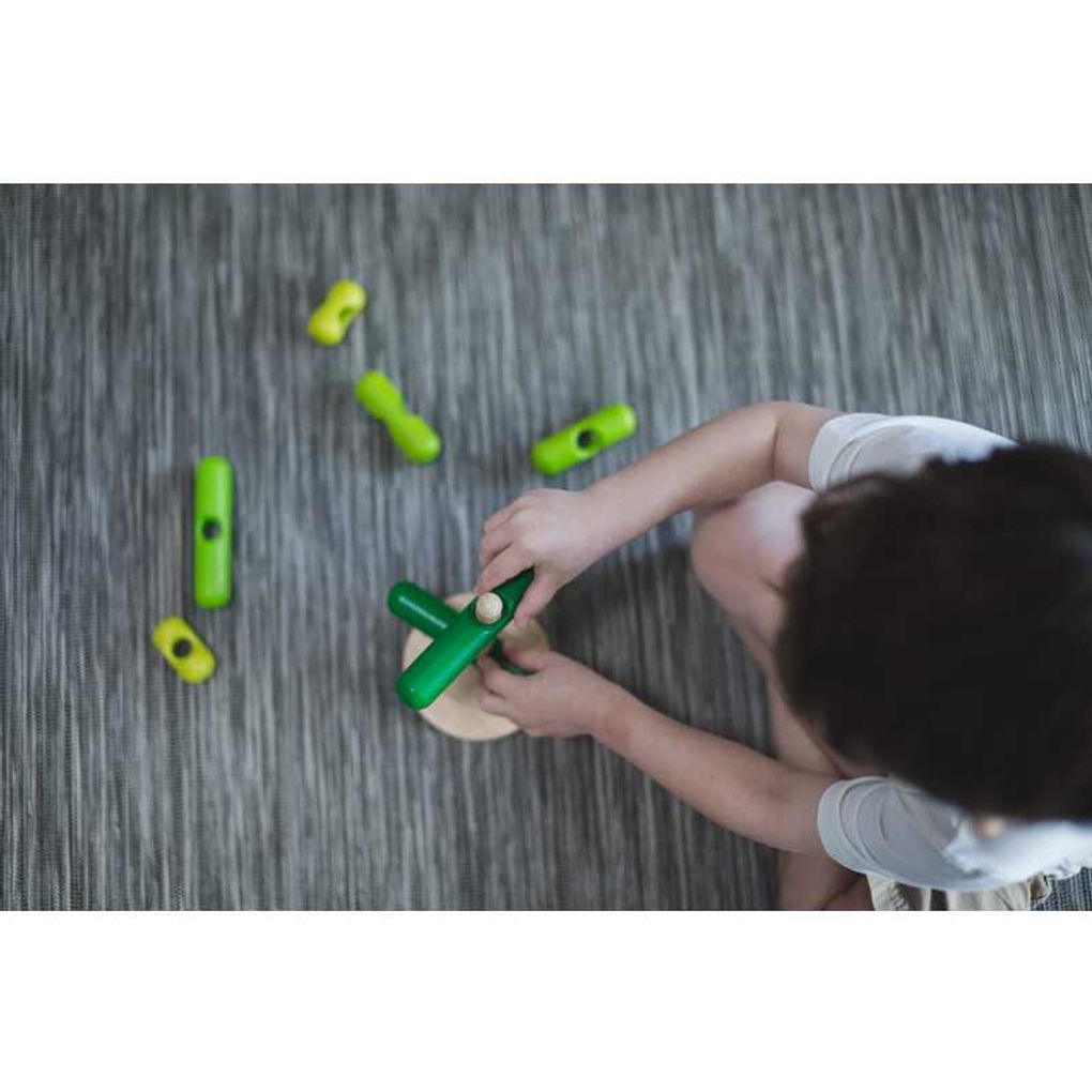 Kid playing PlanToys Stacking Tree เด็กกำลังเล่นเรียงต้นไม้แปลนทอยส์