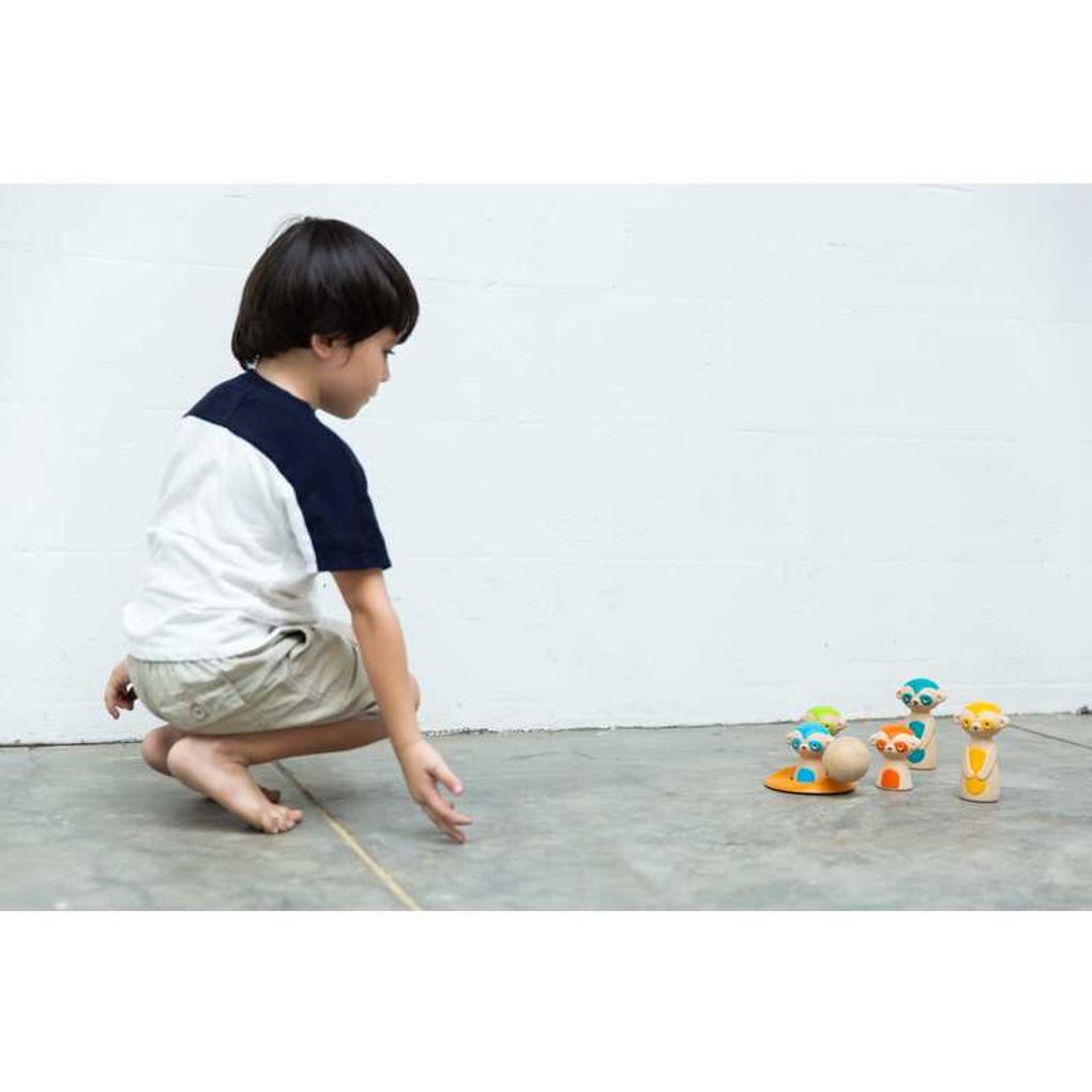 Kid playing PlanToys Meerkat Bowling เด็กกำลังเล่นเมียร์แคตโบว์ลิ่งแปลนทอยส์