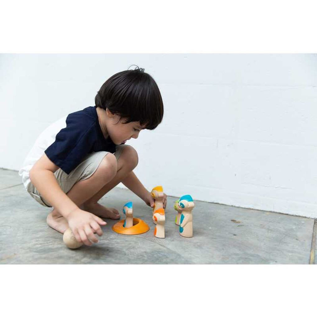 Kid playing PlanToys Meerkat Bowling เด็กกำลังเล่นเมียร์แคตโบว์ลิ่งแปลนทอยส์