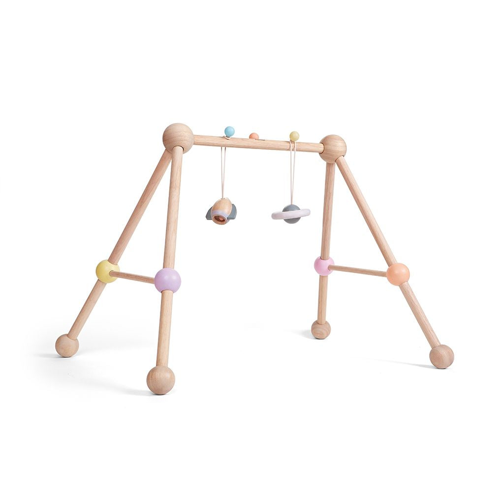 PlanToys pastel Play Gym wooden toy ของเล่นไม้แปลนทอยส์ เพลย์ยิม ประเภทของเล่นเด็กอ่อน สำหรับอายุ 0-6 เดือน