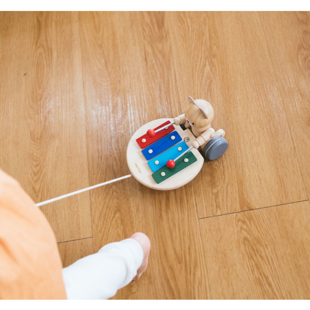 Kid playing PlanToys Pull Along Musical Bear เด็กกำลังเล่นหมีน้อยนักดนตรีลากจูงแปลนทอยส์