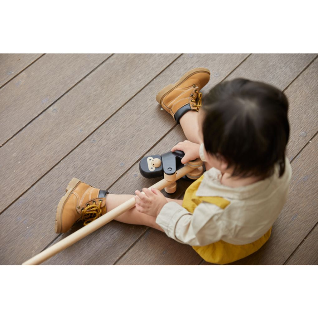 Kid playing PlanToys Climbing Gorilla เด็กกำลังเล่นกอริลลาแปลนทอยส์