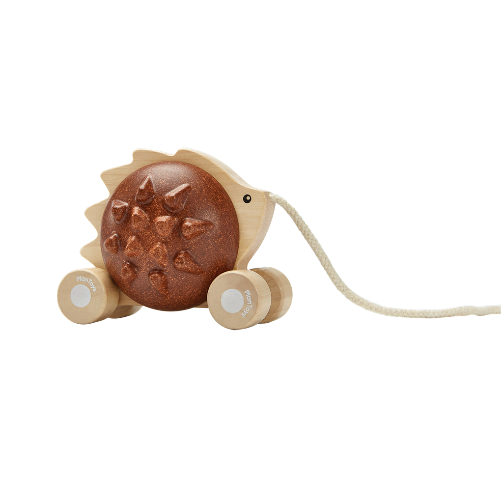 PlanToys brown Pull Along - Hedgehog wooden toy ของเล่นไม้แปลนทอยส์ เม่นลากจูง ประเภทผลักและลากจูง สำหรับอายุ 12 เดือนขึ้นไป