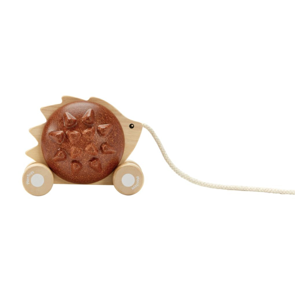 PlanToys brown Pull Along - Hedgehog wooden toy ของเล่นไม้แปลนทอยส์ เม่นลากจูง ประเภทผลักและลากจูง สำหรับอายุ 12 เดือนขึ้นไป