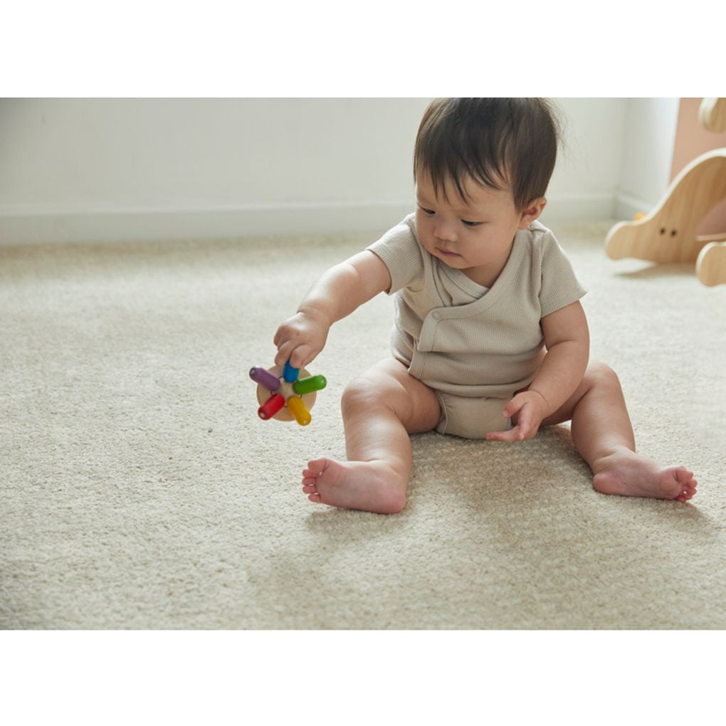 Kid playing PlanToys Flexi Jellyfish เด็กกำลังเล่นแมงกะพรุนเฟลกซีแปลนทอยส์