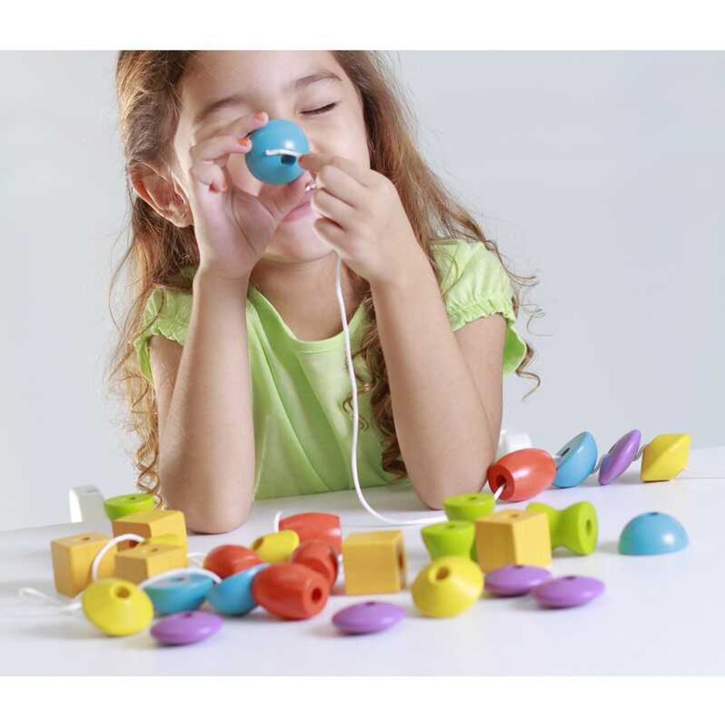 Kid playing PlanToys Lacing Beads เด็กกำลังเล่นลูกปัดร้อยเชือกแปลนทอยส์