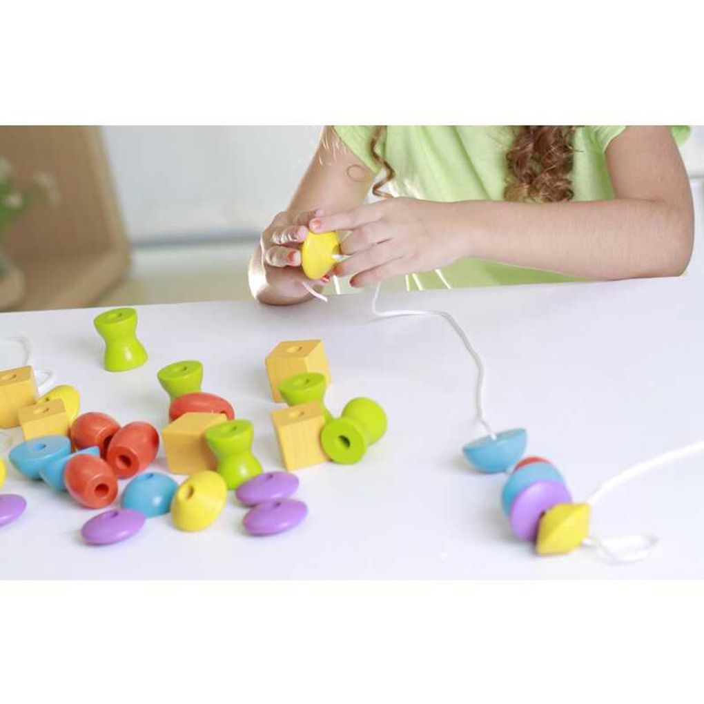 Kid playing PlanToys Lacing Beads เด็กกำลังเล่นลูกปัดร้อยเชือกแปลนทอยส์