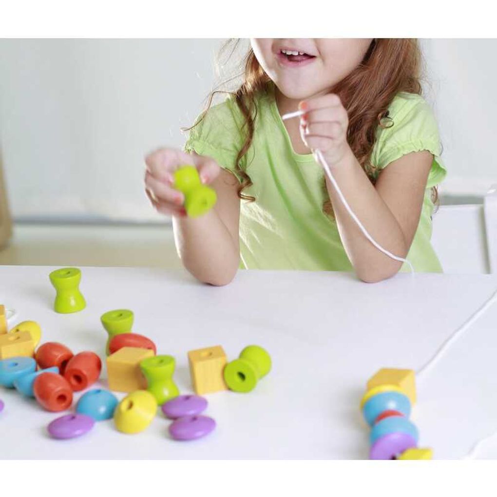 Kid playing PlanToys Lacing Beads เด็กกำลังเล่นลูกปัดร้อยเชือกแปลนทอยส์