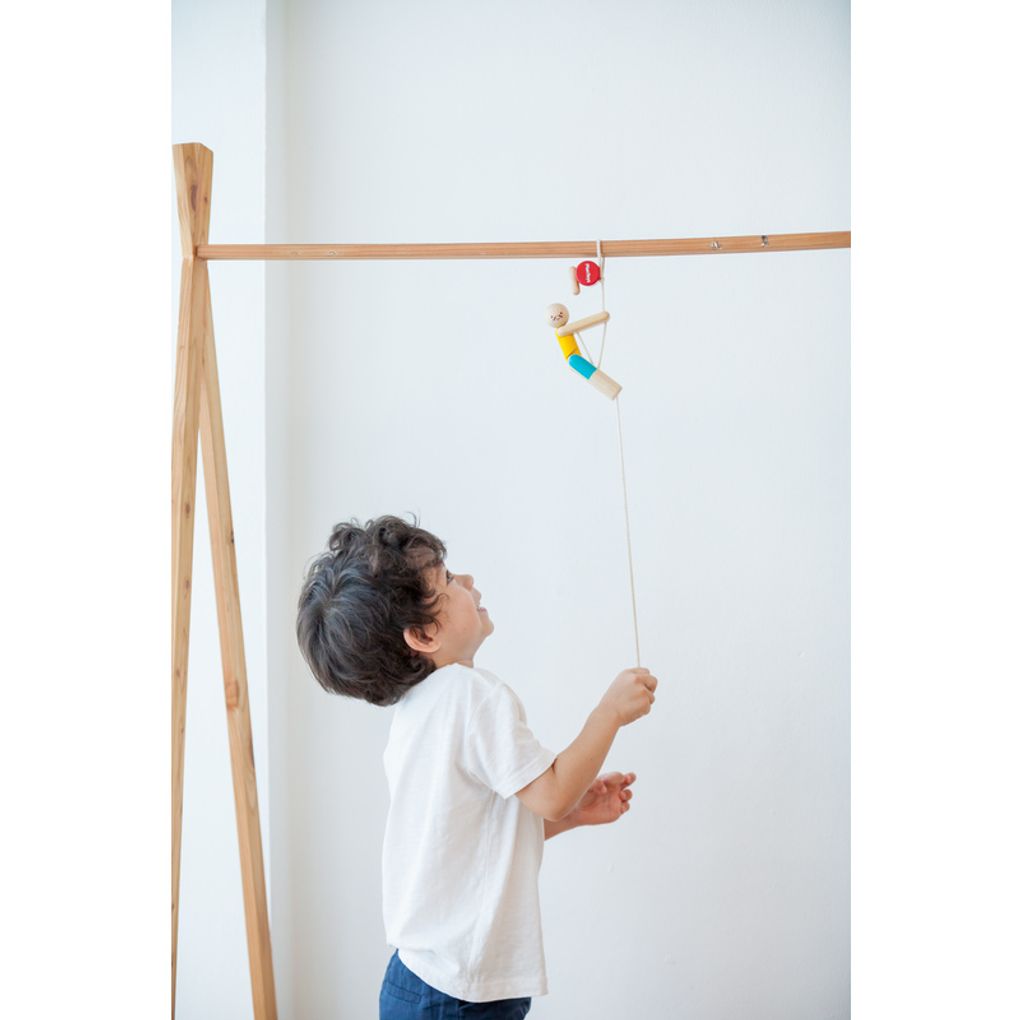 Kid playing PlanToys Rope Climbing Acrobat เด็กกำลังเล่นกายกรรมปีนเชือกแปลนทอยส์