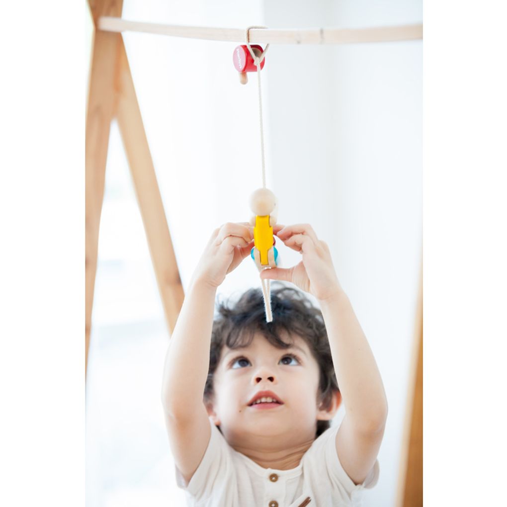 Kid playing PlanToys Rope Climbing Acrobat เด็กกำลังเล่นกายกรรมปีนเชือกแปลนทอยส์