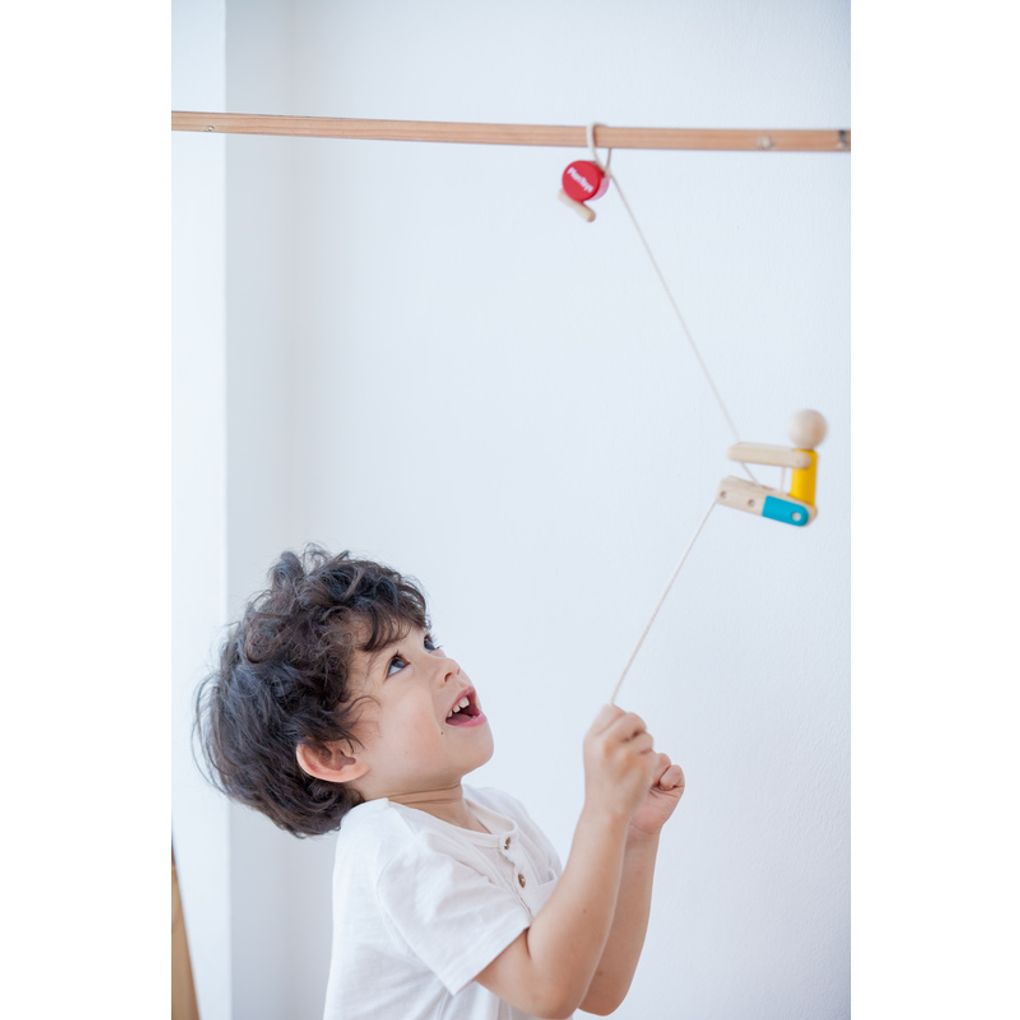 Kid playing PlanToys Rope Climbing Acrobat เด็กกำลังเล่นกายกรรมปีนเชือกแปลนทอยส์