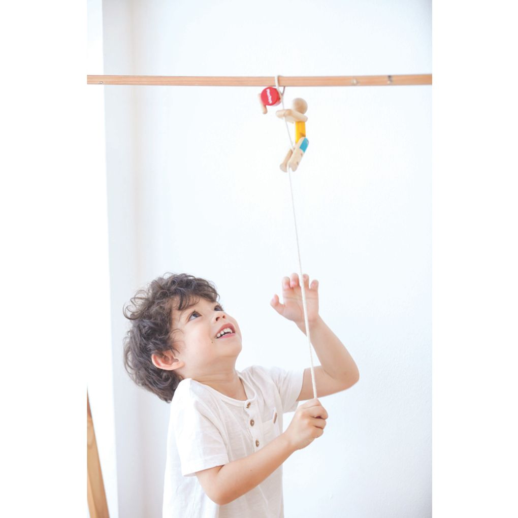 Kid playing PlanToys Rope Climbing Acrobat เด็กกำลังเล่นกายกรรมปีนเชือกแปลนทอยส์