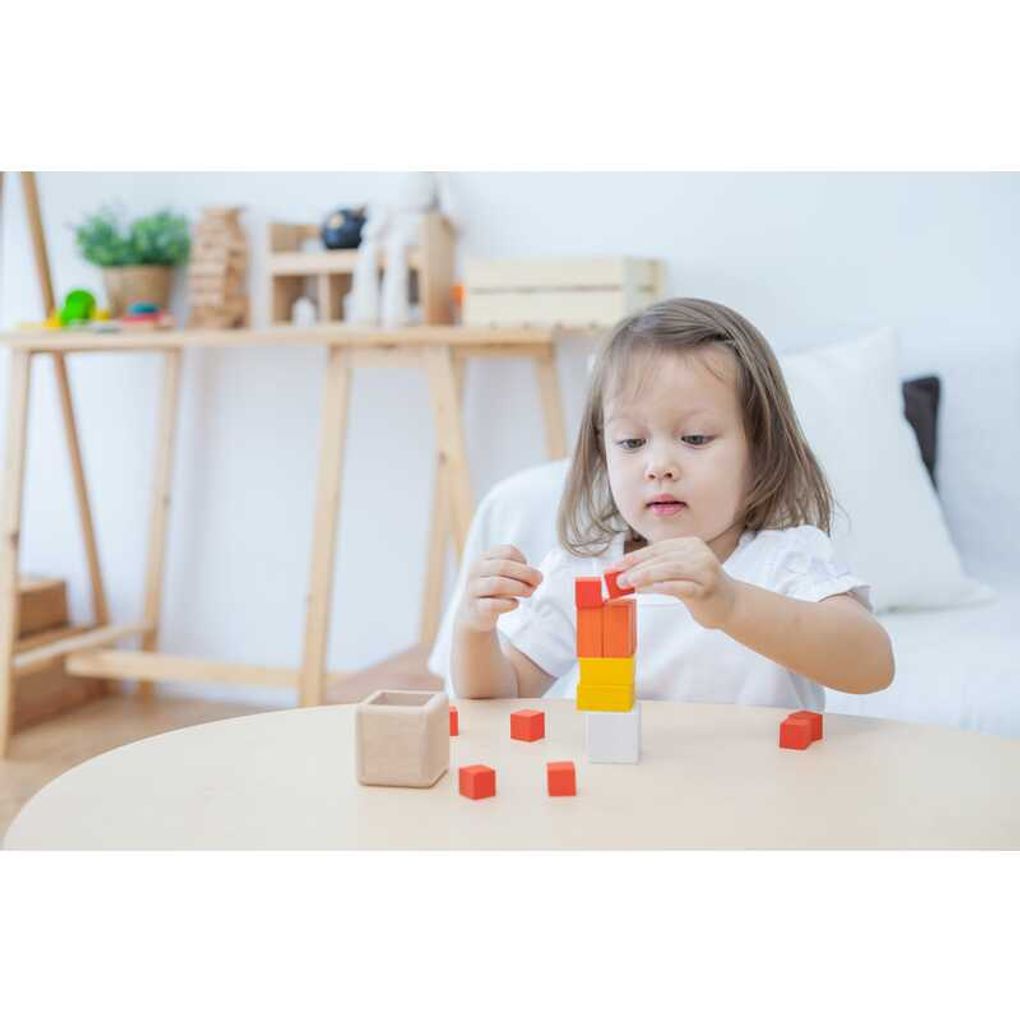 Kid playing PlanToys Fraction Cubes เด็กกำลังเล่นชุดกล่องเรียนรู้เศษส่วนแปลนทอยส์