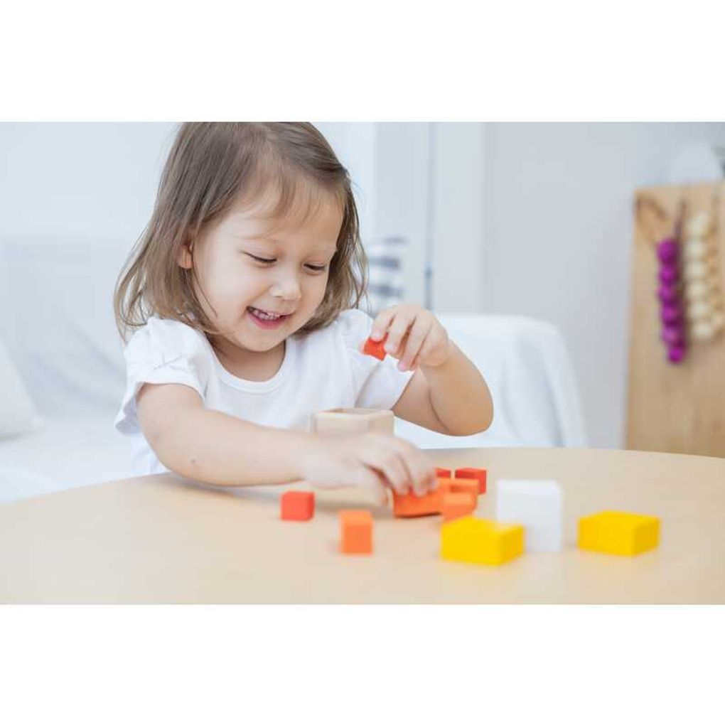 Kid playing PlanToys Fraction Cubes เด็กกำลังเล่นชุดกล่องเรียนรู้เศษส่วนแปลนทอยส์