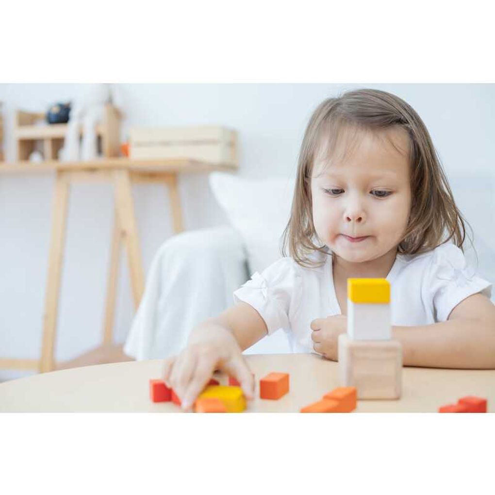 Kid playing PlanToys Fraction Cubes เด็กกำลังเล่นชุดกล่องเรียนรู้เศษส่วนแปลนทอยส์