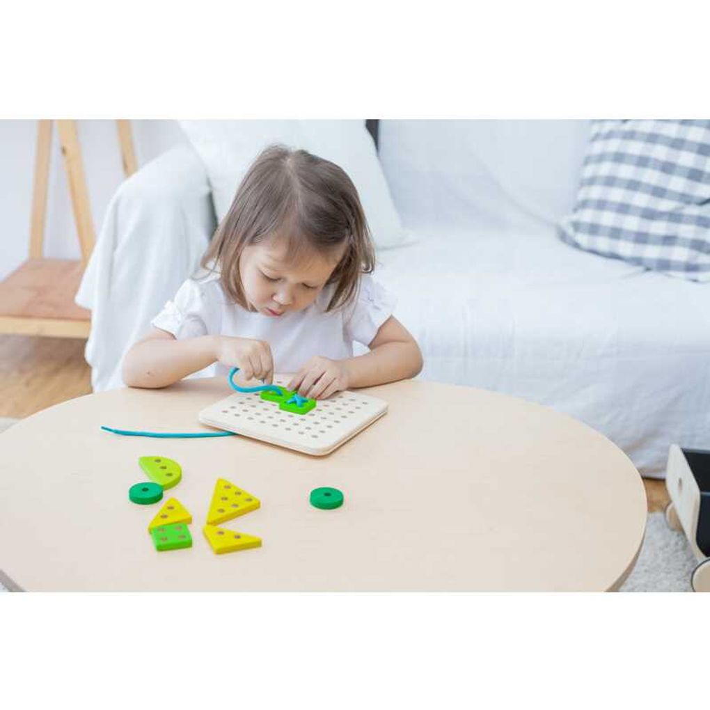 Kid playing PlanToys Lacing Board เด็กกำลังเล่นบอร์ดไม้ร้อยเชือกแปลนทอยส์