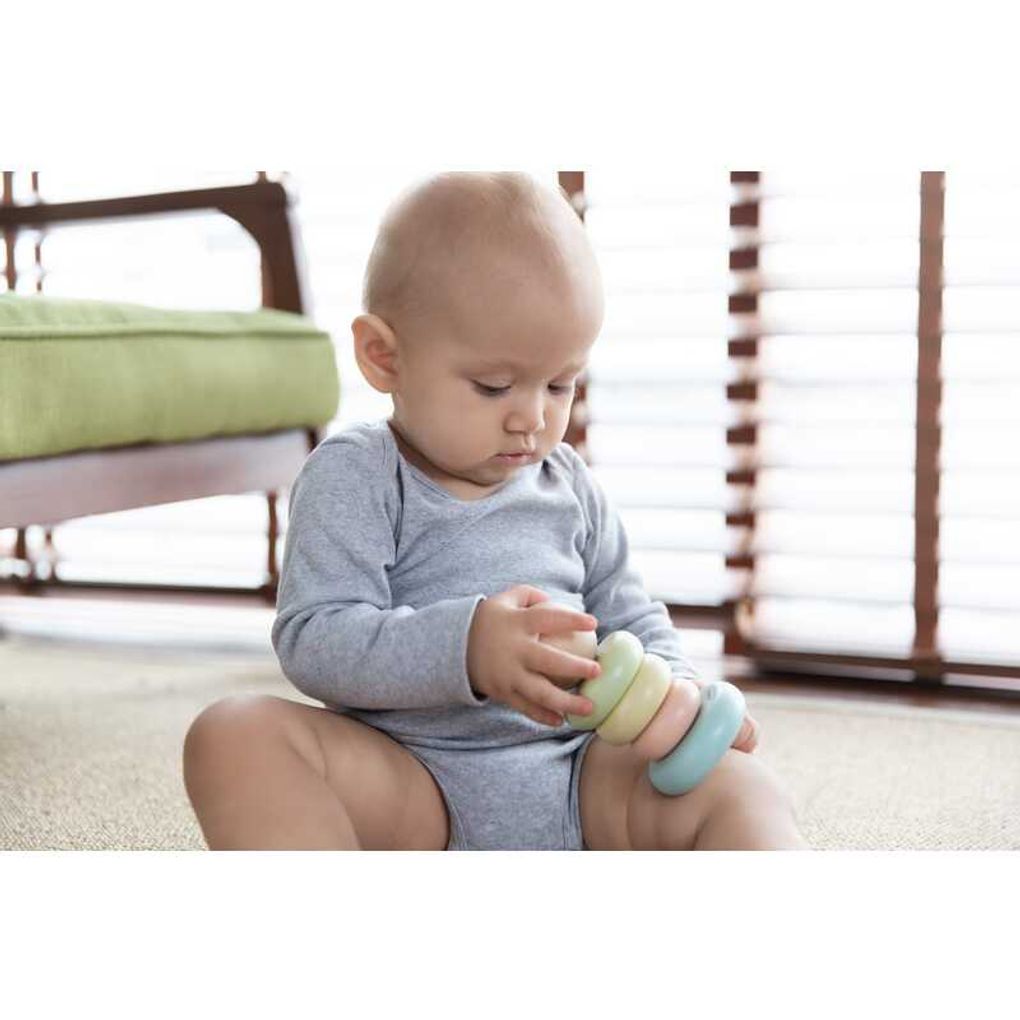 Kid playing PlanToys First Stacking Ring เด็กกำลังเล่นชุดวงแหวนเรียงซ้อนแปลนทอยส์