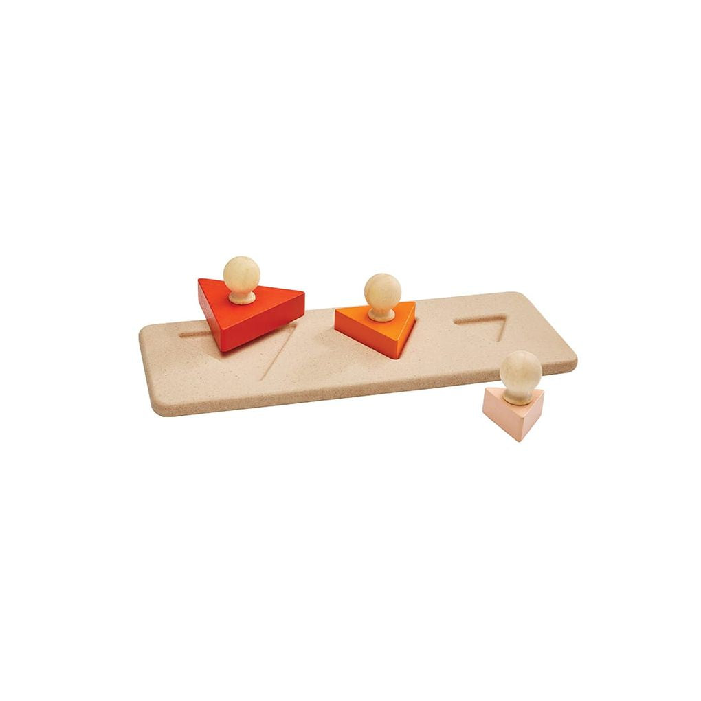 PlanToys Triangle Matching Puzzle wooden toy ของเล่นไม้แปลนทอยส์ จิ๊กซอว์หมุดไม้รูปสามเหลี่ยม ของเล่นฝึกทักษะ สำหรับอายุ 12 เดือนขึ้นไป