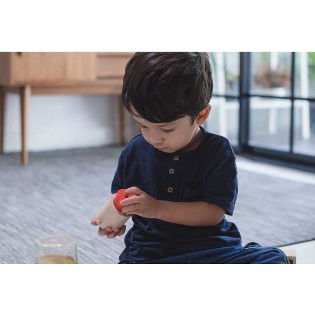 Kid playing PlanToys Geo Matching Blocks เด็กกำลังเล่นกล่องจับคู่รูปทรงเรขาคณิตแปลนทอยส์