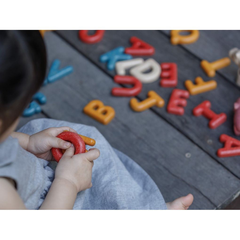 Kid playing PlanToys Upper Case Alphabet เด็กกำลังเล่นตัวอักษรภาษาอังกฤษพิมพ์ใหญ่แปลนทอยส์