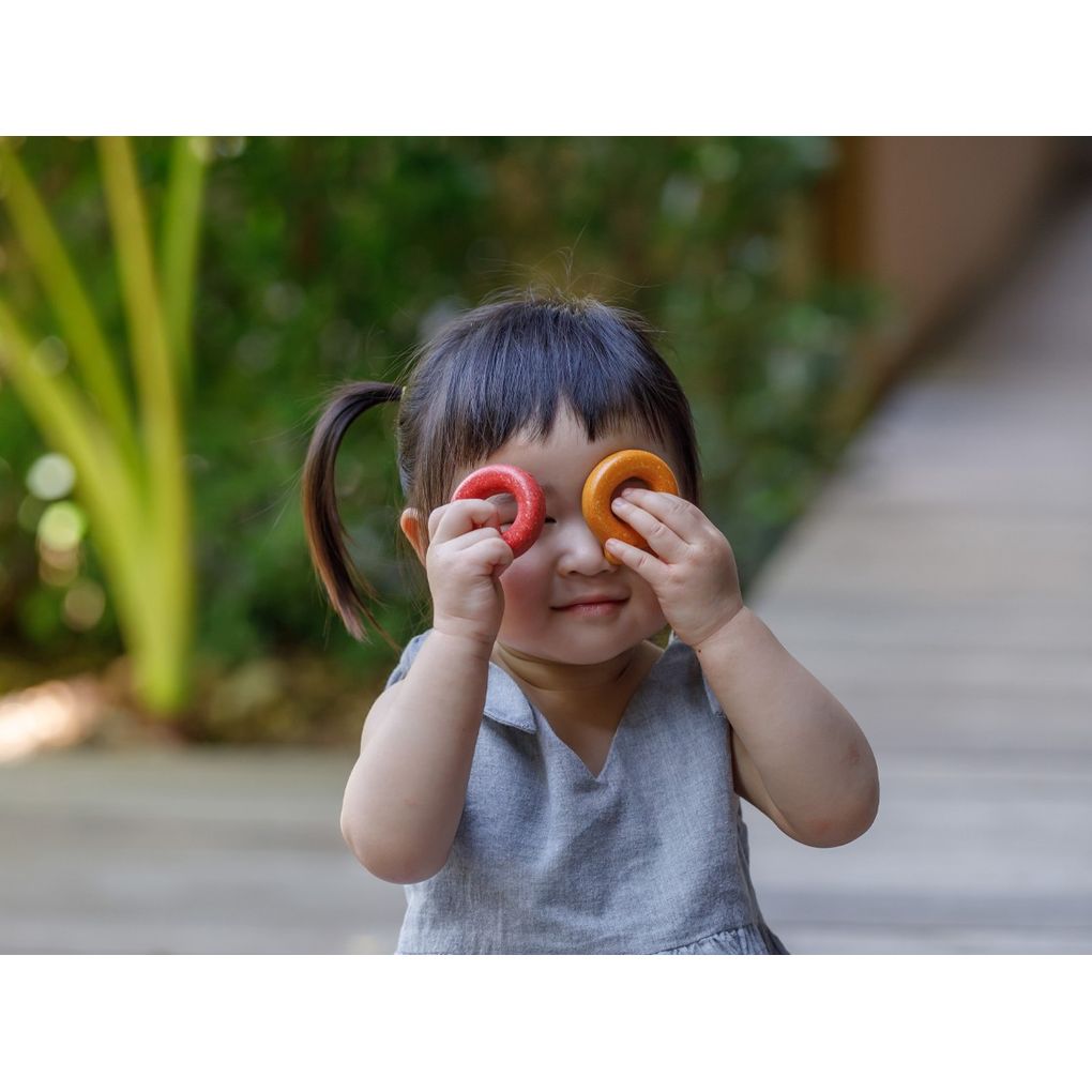 Kid playing PlanToys Upper Case Alphabet เด็กกำลังเล่นตัวอักษรภาษาอังกฤษพิมพ์ใหญ่แปลนทอยส์