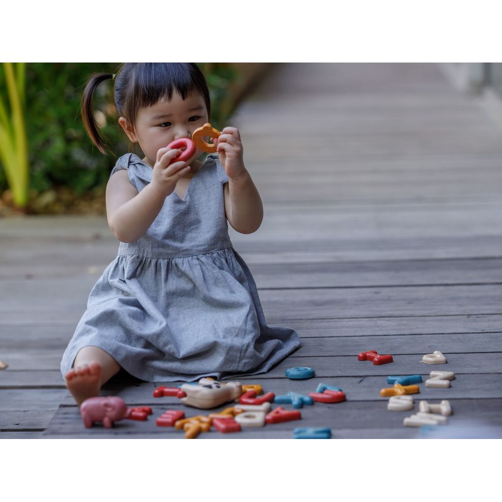 Kid playing PlanToys Upper Case Alphabet เด็กกำลังเล่นตัวอักษรภาษาอังกฤษพิมพ์ใหญ่แปลนทอยส์