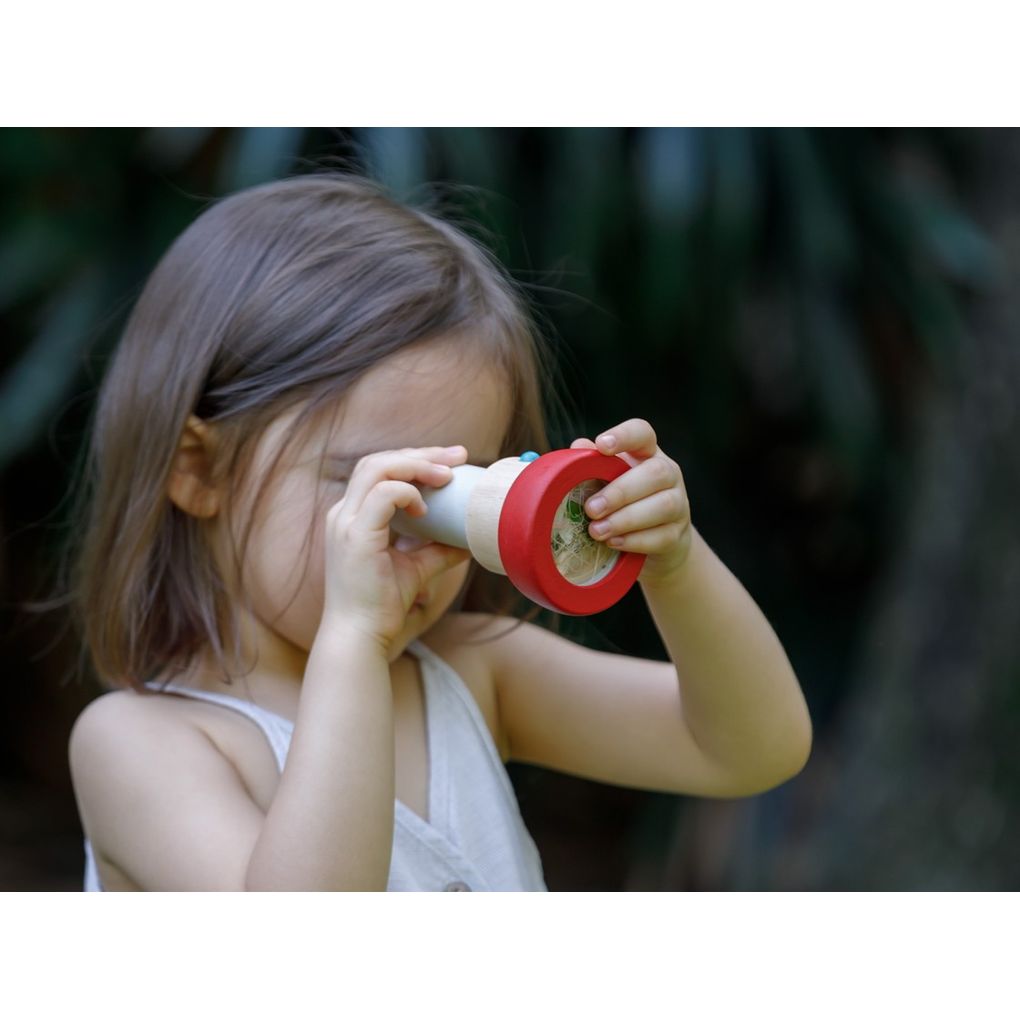 Kid playing PlanToys Kaleidoscope เด็กกำลังเล่นคาเลโดสโคปแปลนทอยส์