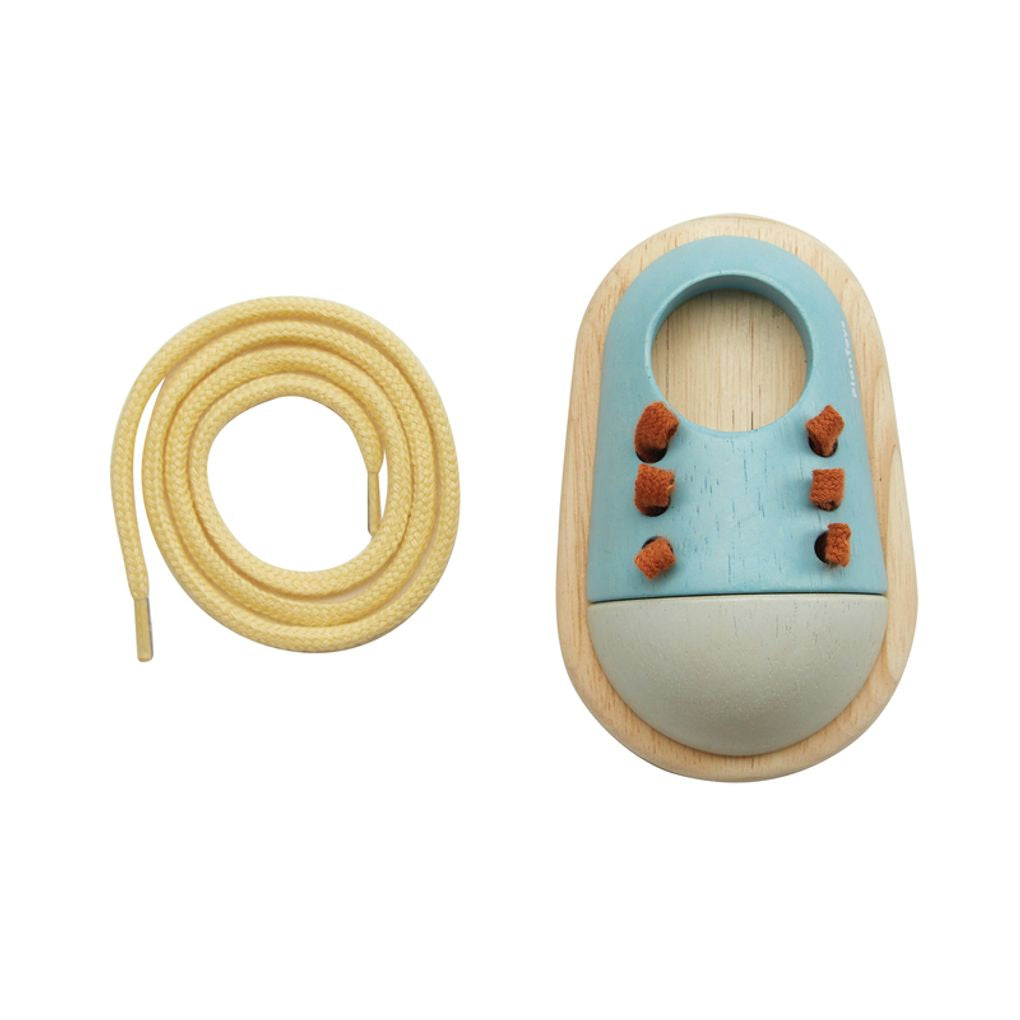 PlanToys orchard Tie Up Shoe wooden toy ของเล่นไม้แปลนทอยส์ รองเท้าผูกเชือก ของเล่นฝึกทักษะ สำหรับอายุ 3 ปีขึ้นไป