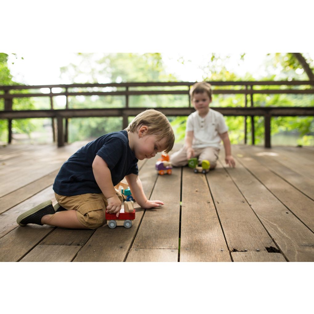 Kid playing PlanToys Mini Fire Engine เด็กกำลังเล่นรถดับเพลิงมินิแปลนทอยส์