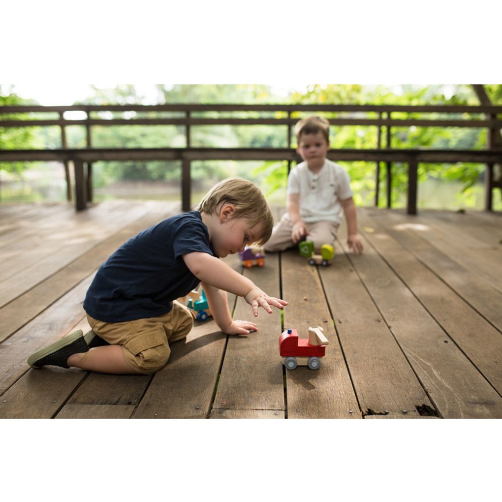 Kid playing PlanToys Mini Fire Engine เด็กกำลังเล่นรถดับเพลิงมินิแปลนทอยส์