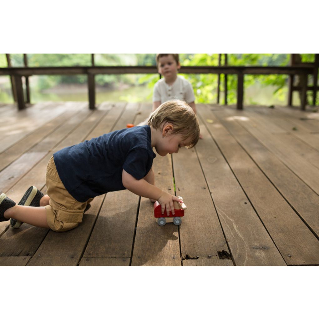 Kid playing PlanToys Mini Fire Engine เด็กกำลังเล่นรถดับเพลิงมินิแปลนทอยส์