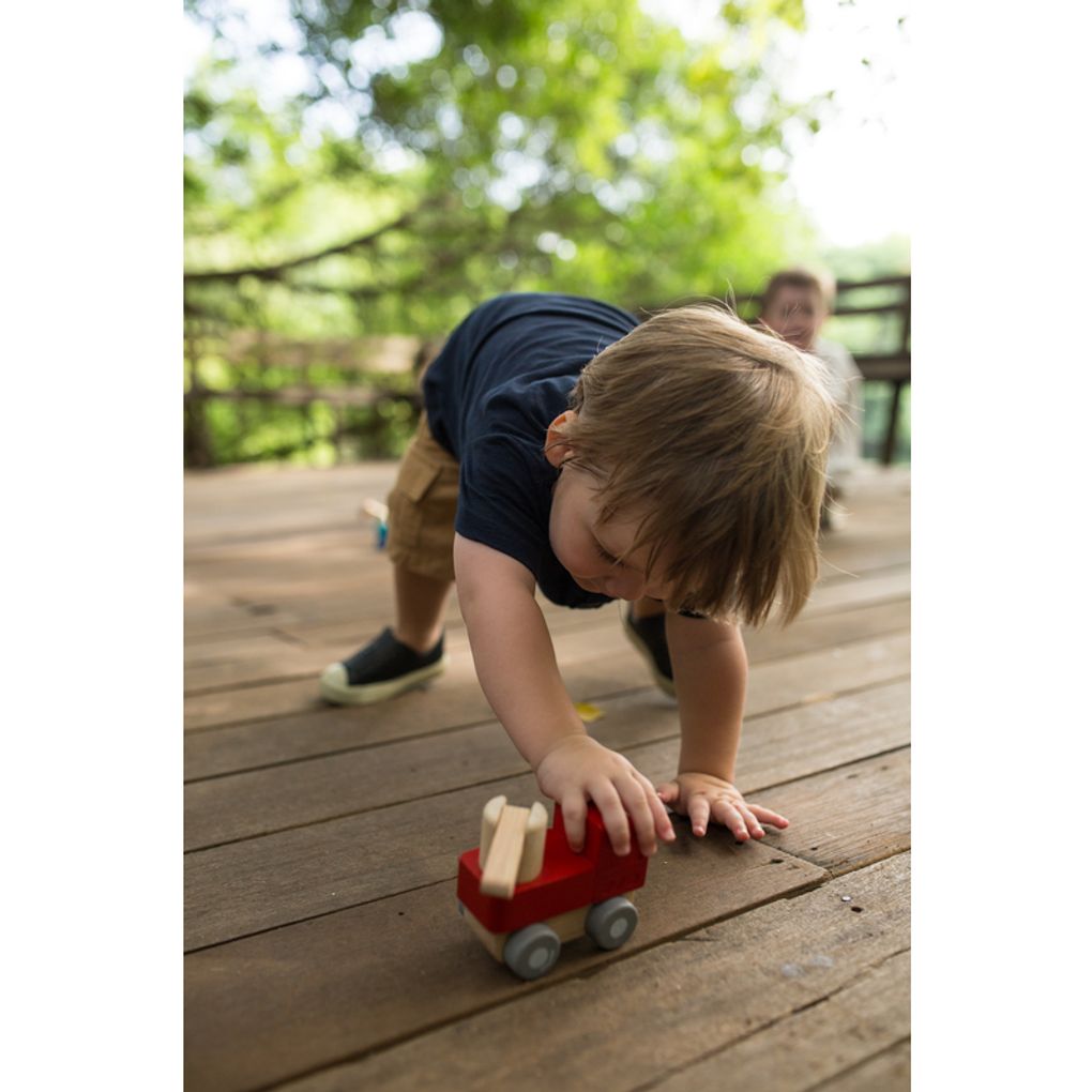 Kid playing PlanToys Mini Fire Engine เด็กกำลังเล่นรถดับเพลิงมินิแปลนทอยส์