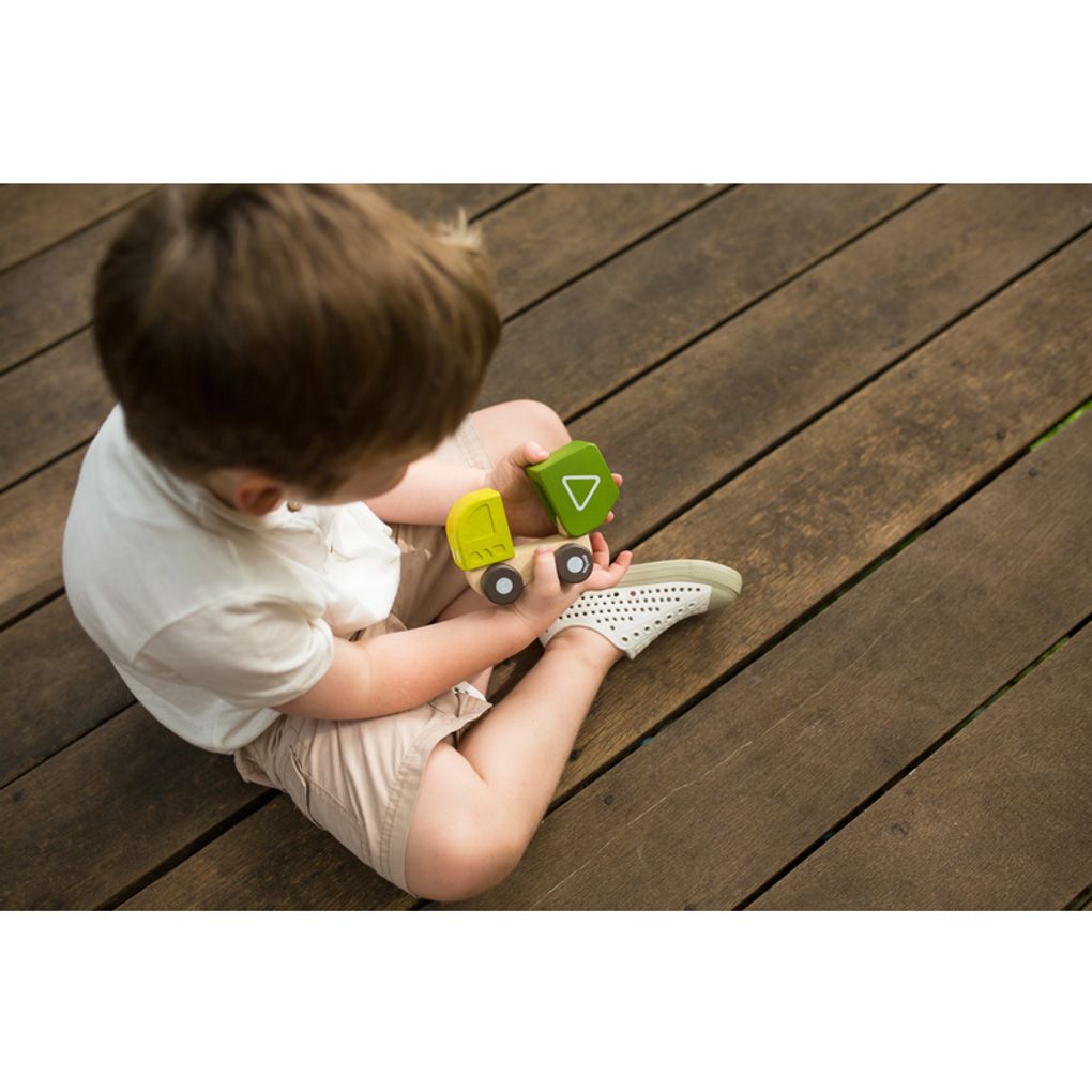 Kid playing PlanToys Mini Garbage Truck เด็กกำลังเล่นรถขยะแปลนทอยส์