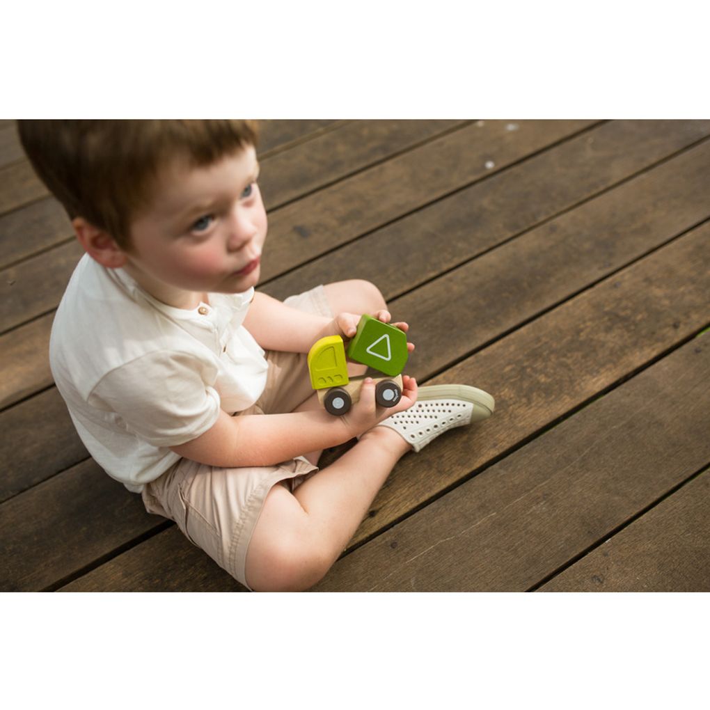 Kid playing PlanToys Mini Garbage Truck เด็กกำลังเล่นรถขยะแปลนทอยส์