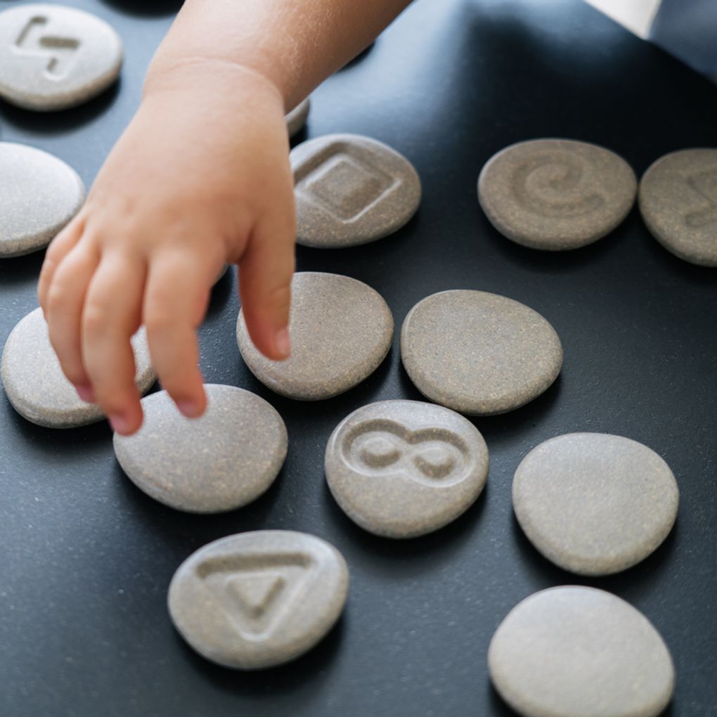 Kid playing PlanToys Tactile Stone เด็กกำลังเล่นหินแทคไทล์แปลนทอยส์